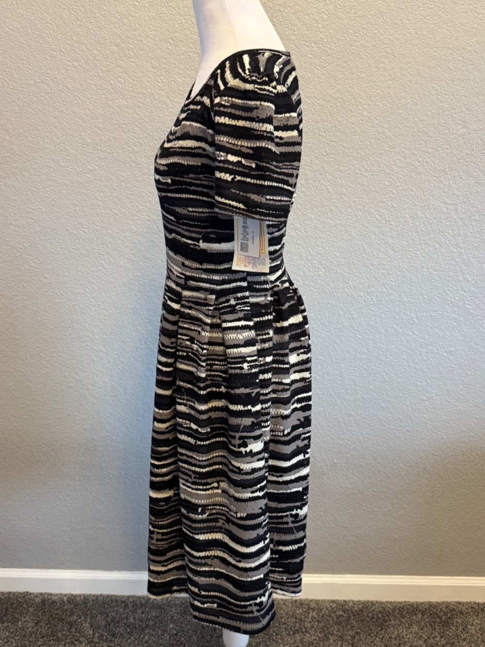 LulaRoe "Amelia" Dress with Pockets - size Small New with Tags - Picture 5 of 10